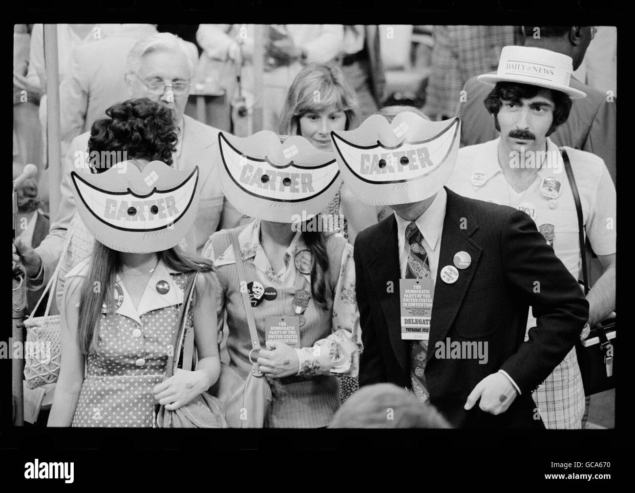 Sourire masques portés par les délégués à la Convention de mise en candidature présidentielle de 1976. Le masque était une référence à Jimmy Carter's célèbre sourire lumineux. Banque D'Images
