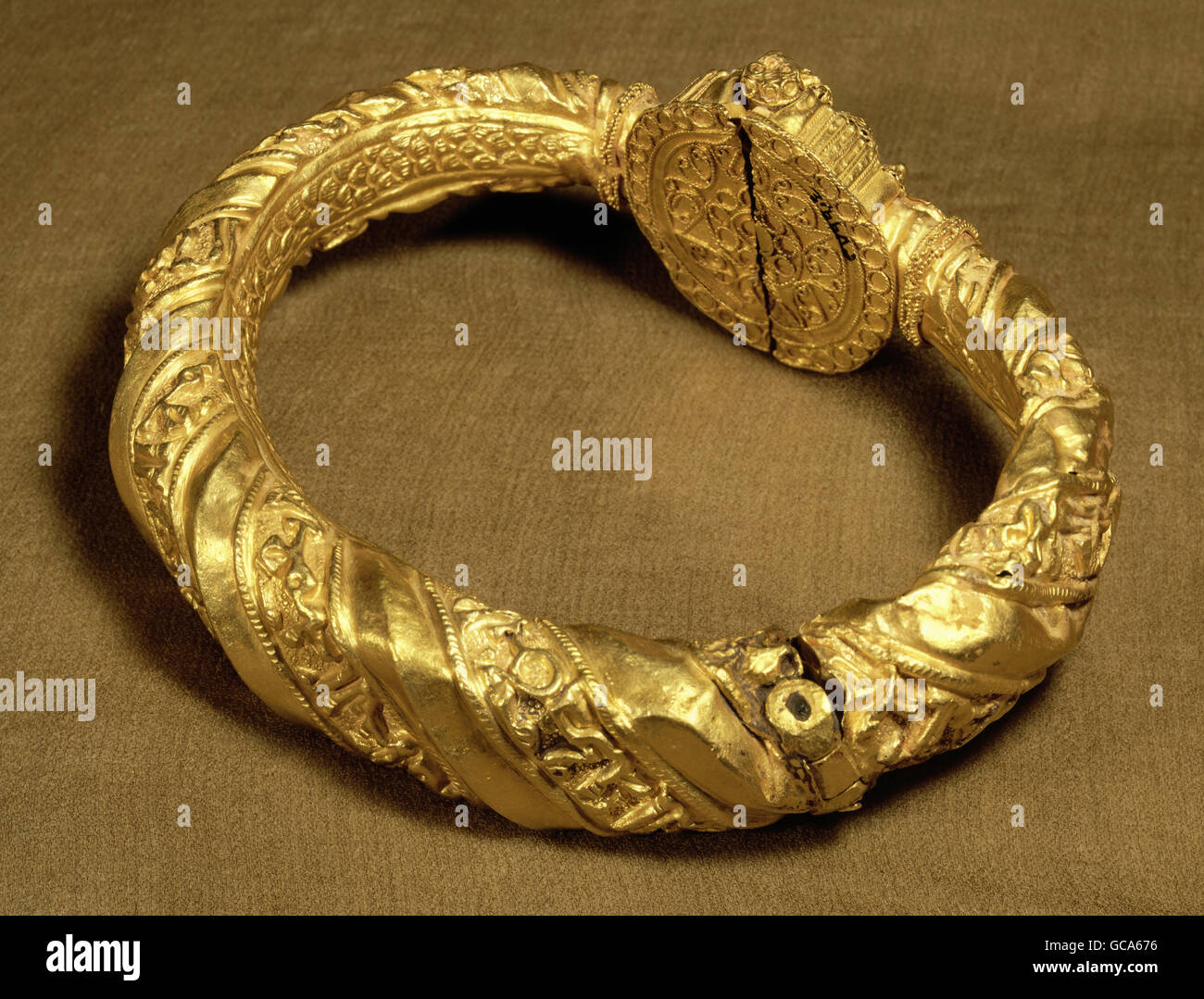 Beaux-arts, l'art islamique, la sculpture, la feuille d'or, bracelet, de l'Euphrate, Syrie, 11e siècle, Musée National de Damas, Banque D'Images