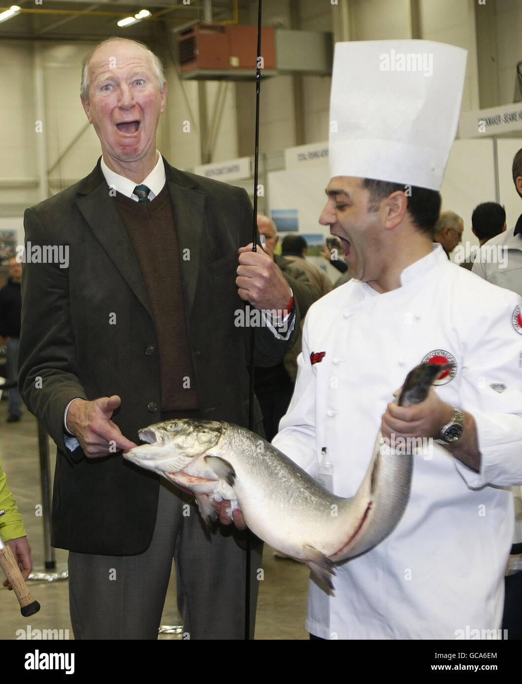 Ancien responsable du football irlandais et célèbre pêcheur à la ligne Jack Charlton en compagnie du chef Chris Sandford lors de l'ouverture du salon angling Ireland au National Show Center de Swords, Co Dublin. Banque D'Images