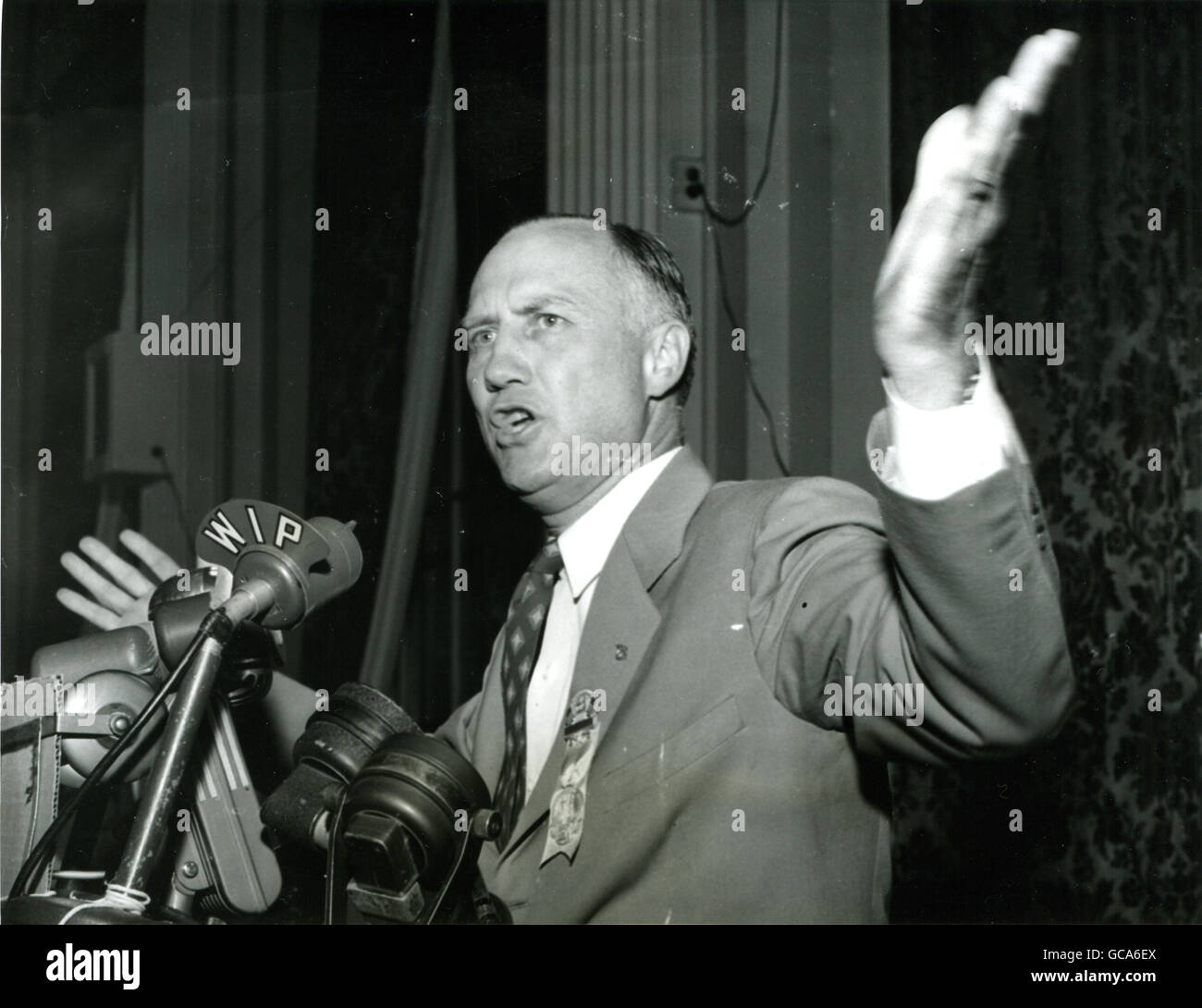 Gouverneur Strom Thurmond, fiery chef de Démocrates du Sud qui sont Gunning pour le Président Truman sur la question des droits civils, est montré comme il a exigé cet après-midi au caucus de Dixie délégués qu'ils votent pour un sudiste pour le président. Banque D'Images