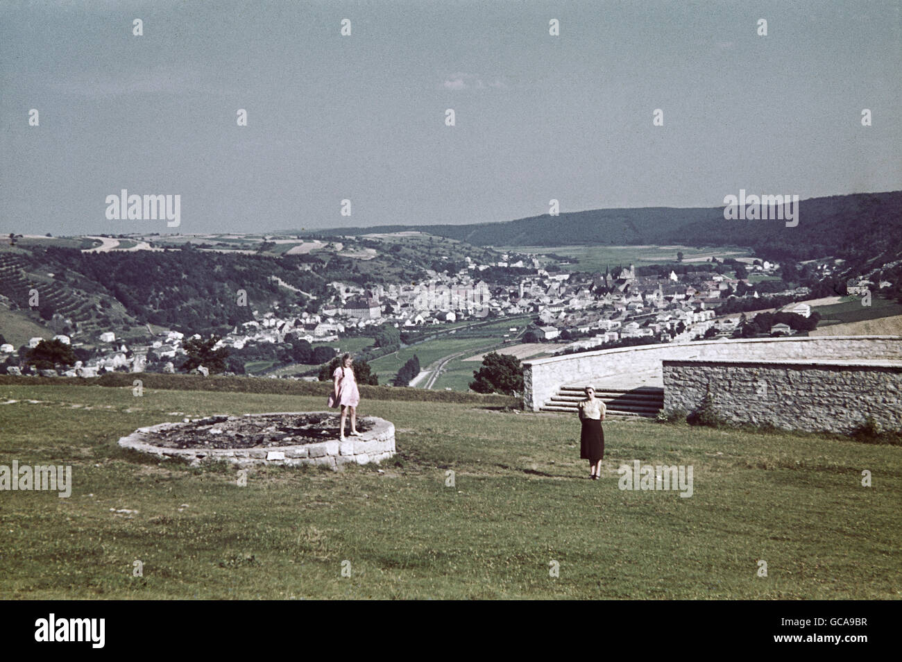 Géographie / Voyage, Allemagne, Eichstätt, vues sur la ville / villes, vue de Thingplatz, Construit: 1935 - 1936, 4.8.1938, Europe, Reich allemand, Bavière, jeune femme, enfant, fille, Thingspiel, Thingstätte, Thingstaette, Thingstatte, théâtre en plein air, théâtre, scène, NS, national-socialisme, nazisme, troisième Reich, historique, historique, historique, 1930, 30s, 20e siècle, cityskanie, Estatte, Estatt-femmes, Clearcape, droits supplémentaires non disponibles Banque D'Images