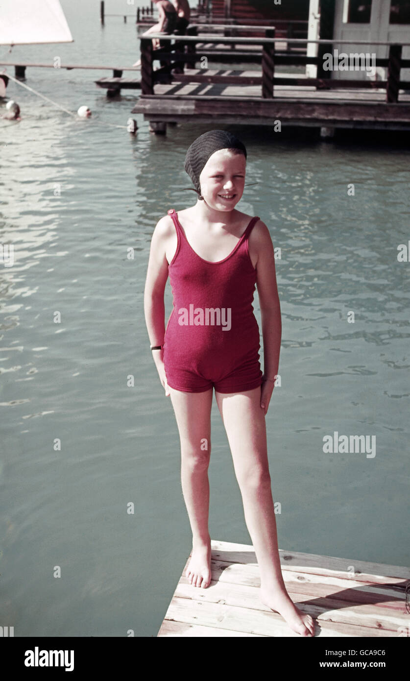 Mode, mode plage, enfants, fille avec maillot de bain rouge sur jetée en  bois, Allemagne, 10.9.1939, droits supplémentaires-Clearences-non  disponible Photo Stock - Alamy
