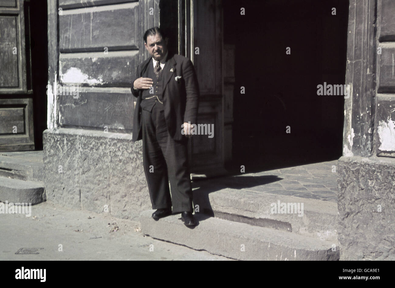 Géographie / Voyage, Italie, personnes, hommes, homme debout devant une maison, Naples, Mai 1940, droits additionnels-Clearences-non disponible Banque D'Images