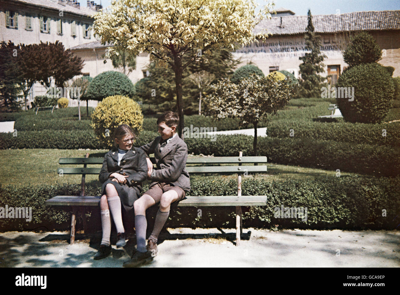 Géographie / Voyage, Italie, Voghera, jardin / parcs, frères et sœurs assis sur un banc de parc, 18.4.1938, droits supplémentaires-Clearences-non disponible Banque D'Images