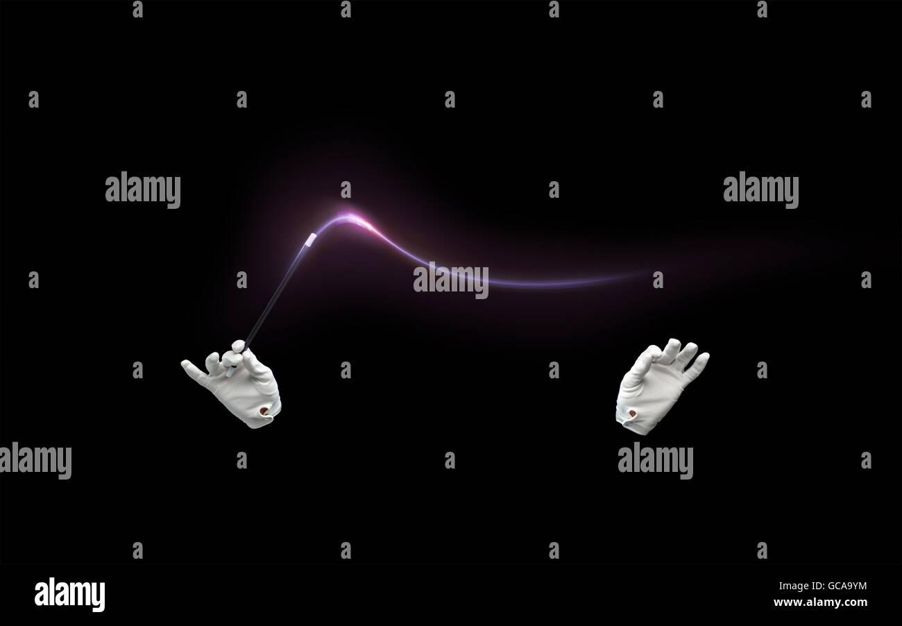Les mains de magicien avec baguette magique montrant trick Banque D'Images