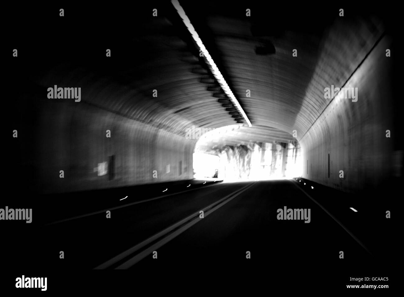 La lumière au bout du tunnel (Technique de panoramique) Banque D'Images La lumière au bout du tunnel (Technique de panoramique) Banque D'Images