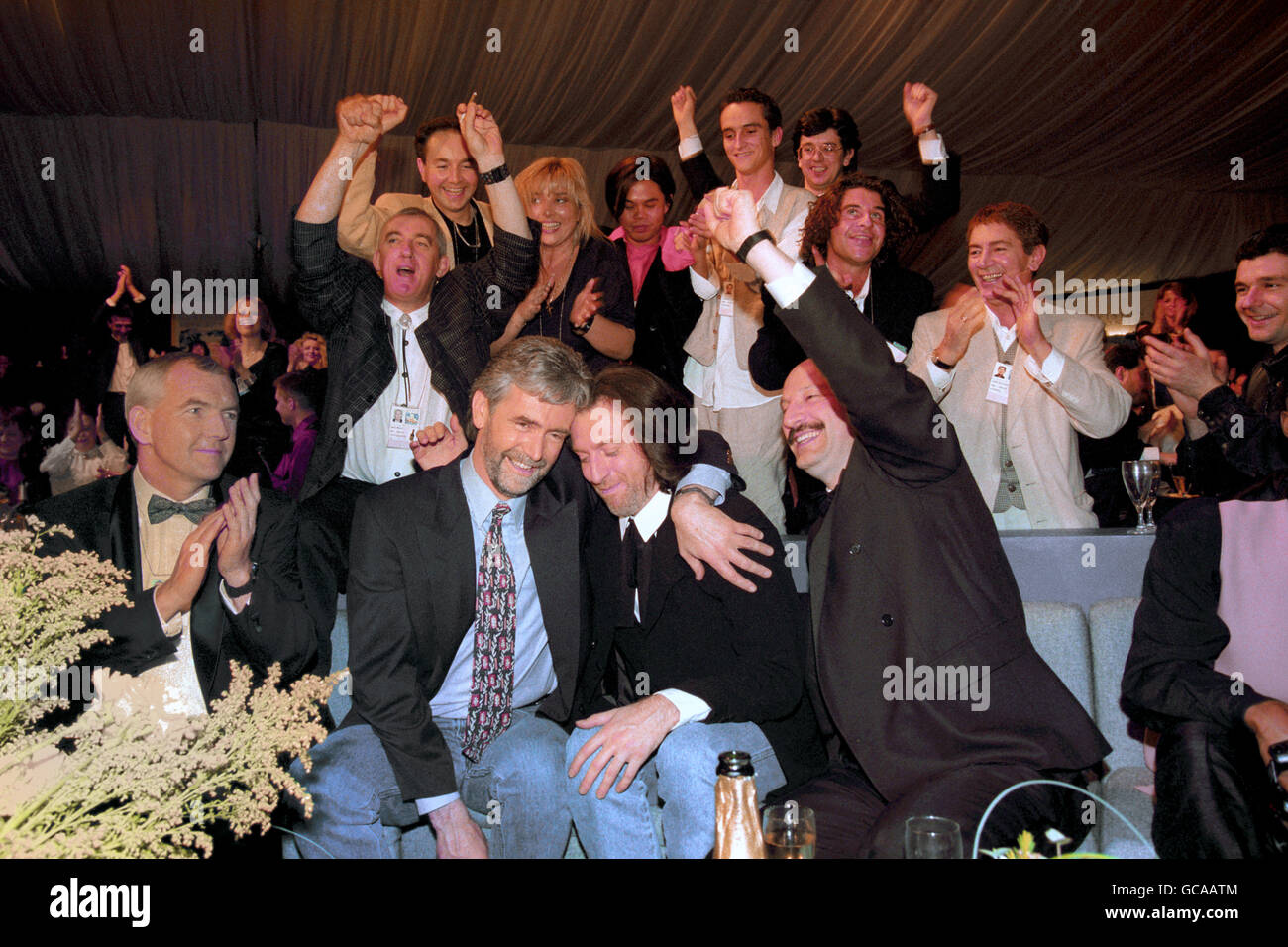 CHARLIE MCGETTIGAN [L], PAUL HARRINGTON ET LE COMPOSITEUR BRENDAN GRAHAM CÉLÈBRENT LEUR VICTOIRE AU CONCOURS DE CHANT EUROVISION LORS D'UNE RÉCEPTION. Banque D'Images