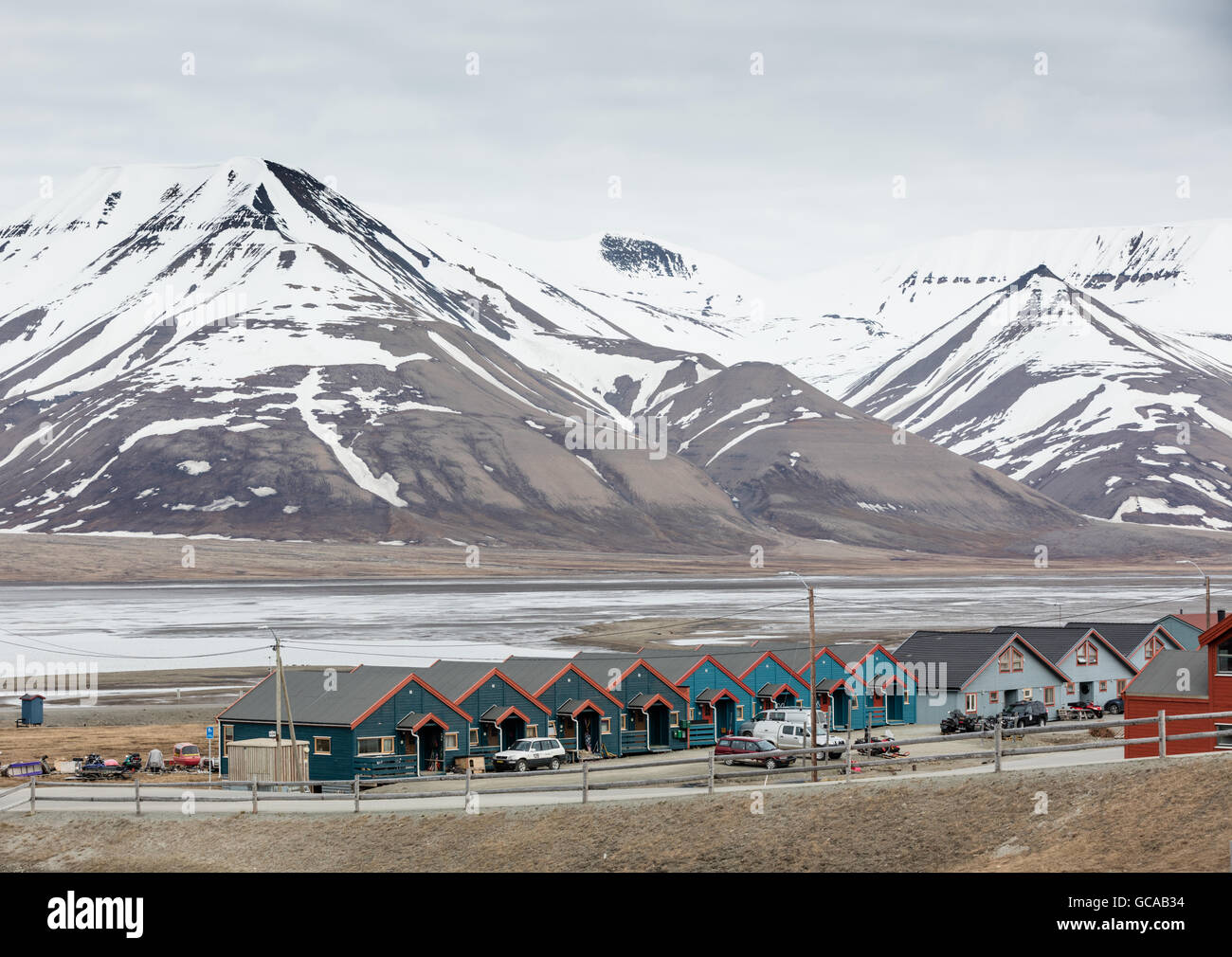 Maisons en bois multicolores le long Adventfjorden à Longyearbyen au Spitzberg, Îles Svalbard, Norvège Banque D'Images