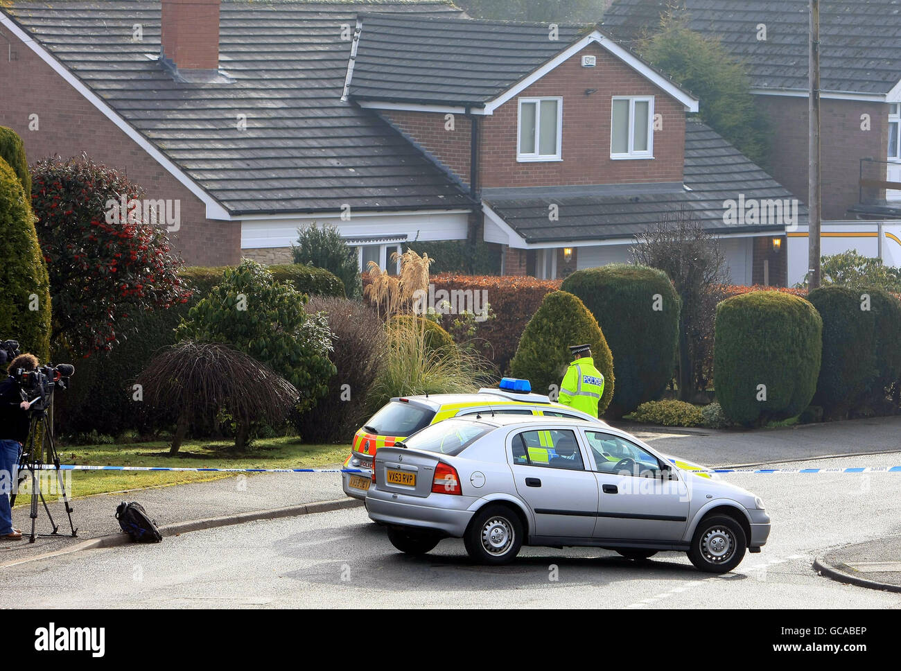 Des médecins légistes ont fouiller une maison dans Hampton Road, Oswestry, où les corps de deux femmes ont été retrouvés ce matin. Banque D'Images