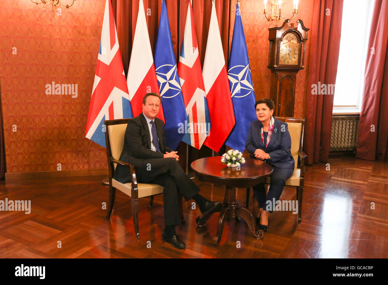 Le Premier ministre britannique David Cameron a reçu par Polish PM Beata Szydlo durant la visite de l'OTAN à chancellerie à Varsovie. (Photo par Jakob Ratz/Pacific Press) Banque D'Images