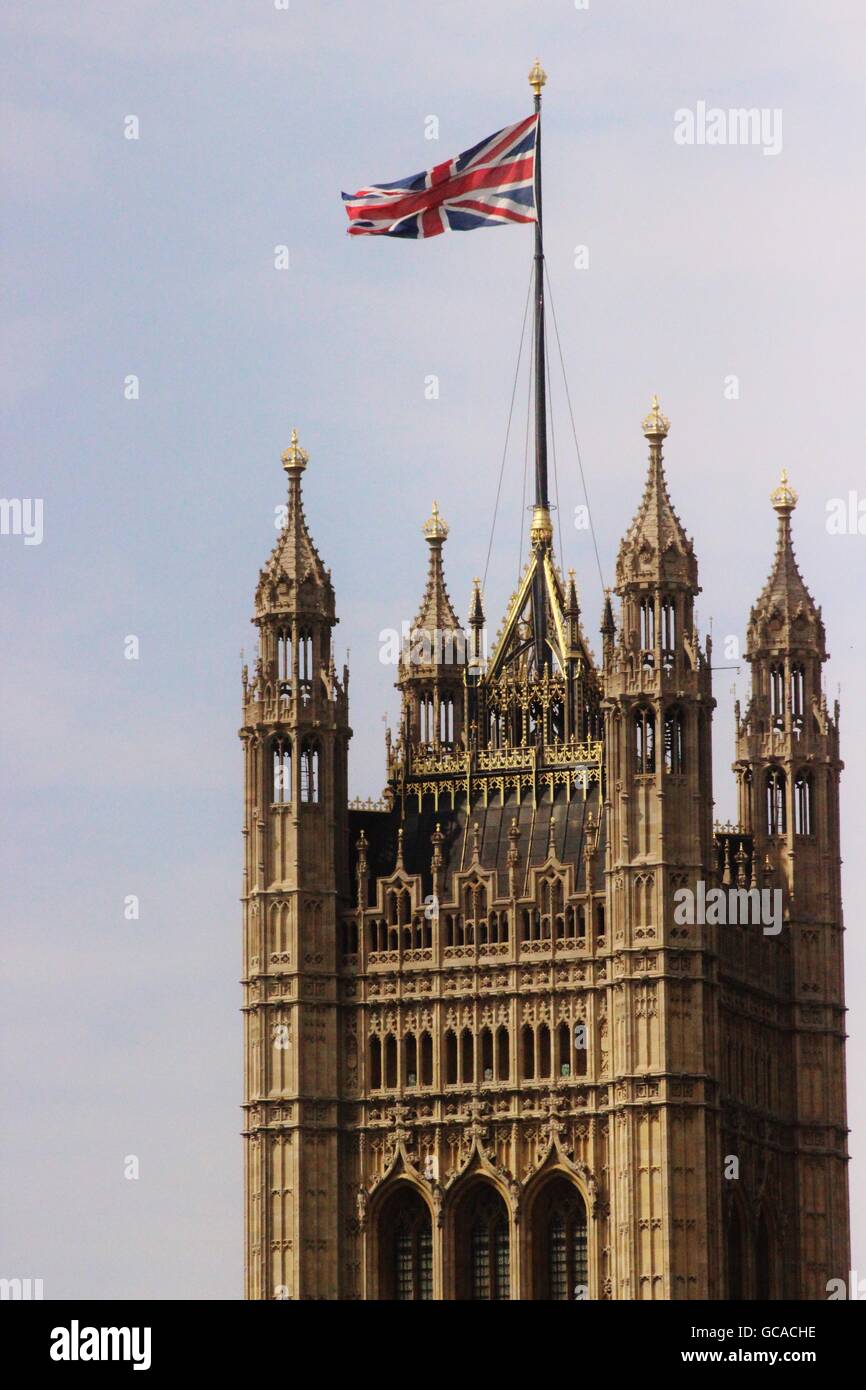 Drapeau anglais de haut vol sur Victoria Tower au Palais de Westminster à Londres en Angleterre. Banque D'Images