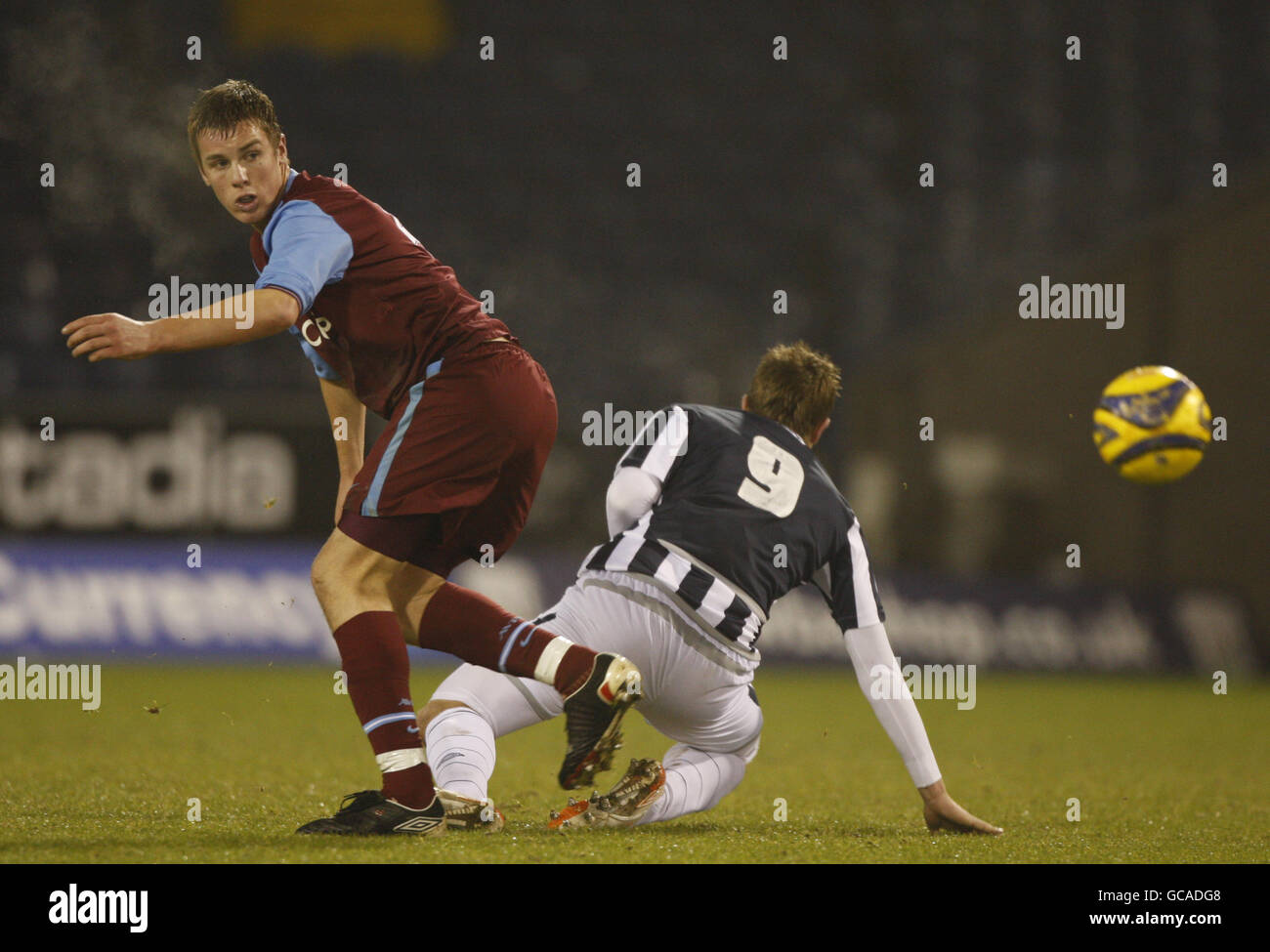 Football - FA Youth Cup - quatrième tour - West Bromwich Albion / Aston Villa - The Hawthorns.Daniel Divin (à gauche) de la villa Aston balle à gauche de West Bromwich Albion Chris Wood (à droite) Banque D'Images