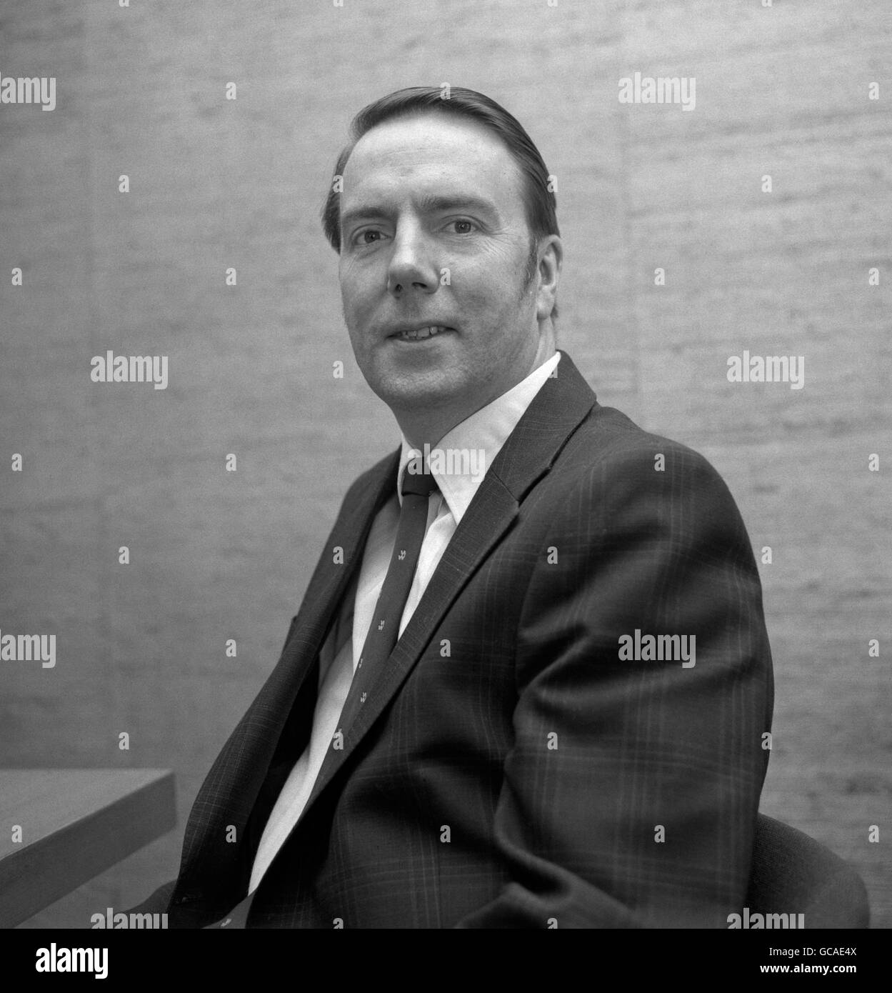 M. Albert Booth, 47 ans, le nouveau secrétaire d'État à l'emploi, dans son bureau au ministère de l'emploi aujourd'hui. Banque D'Images