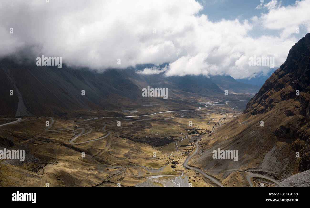 Vue panoramique du paysage nord-Yongas avec les nuages bas, La Paz, Bolivie. Banque D'Images