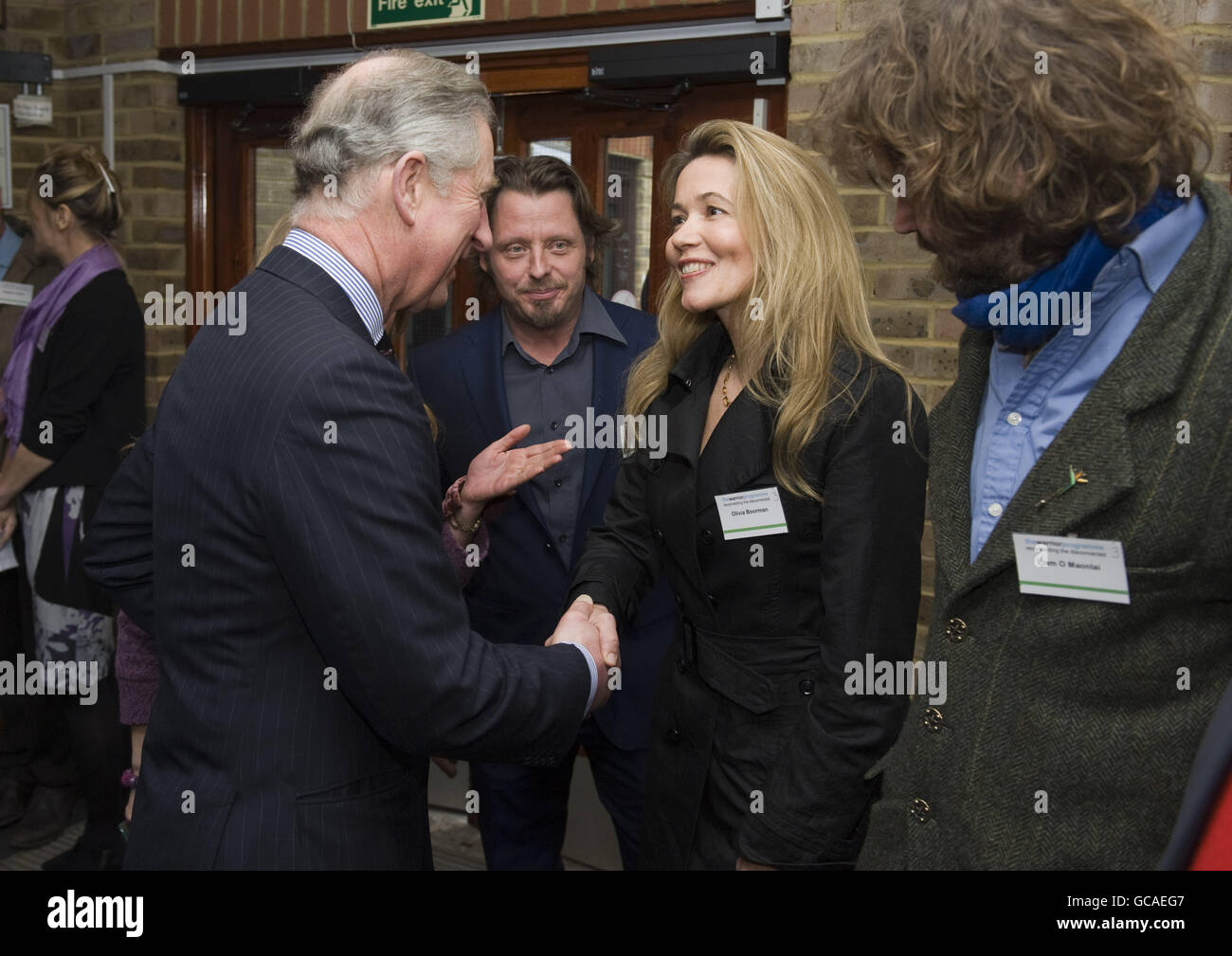 Le Prince de Galles rencontre Charlie (au centre) et Olivia Boorman lors d'une visite au programme Warrior à la Fondation Sir Oswald Stoll, Fulham, Londres. Le programme est un cours thérapeutique de trois jours qui s'attaque aux traumatismes émotionnels et mentaux. Banque D'Images