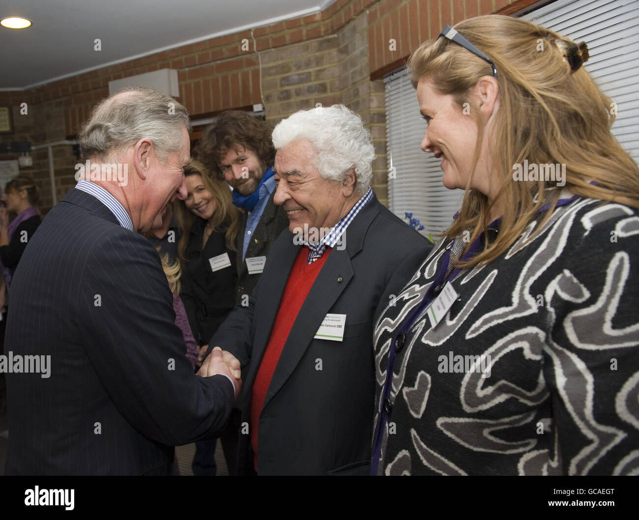 Le Prince de Galles rencontre Antonio Carluccio le restaurateur lors d'une visite au programme Warrior à la Fondation Sir Oswald Stoll, Fulham, Londres. Le programme est un cours thérapeutique de trois jours qui s'attaque aux traumatismes émotionnels et mentaux. Banque D'Images