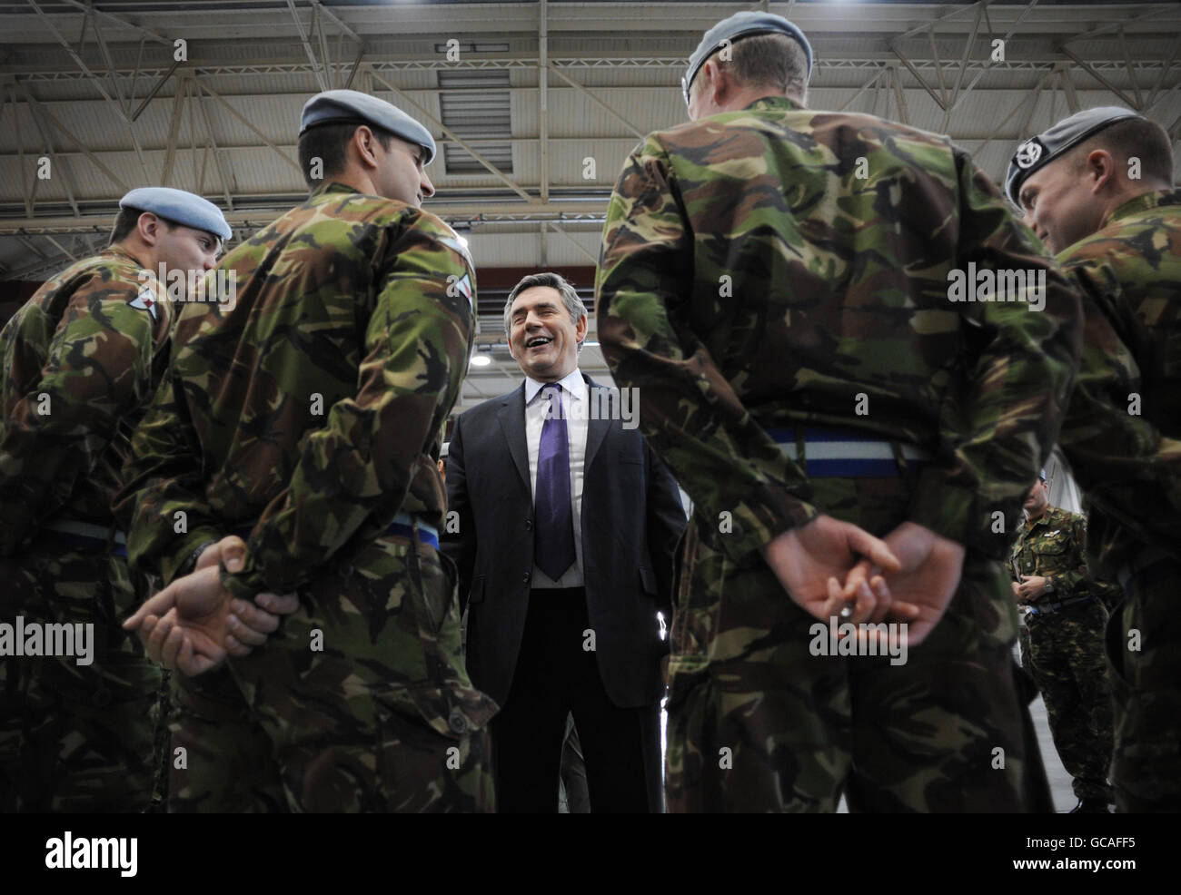 Le Premier ministre Gordon Brown rencontre des soldats du corps de l'armée de l'air à l'aérodrome de Wattisham, dans le Suffolk. Banque D'Images