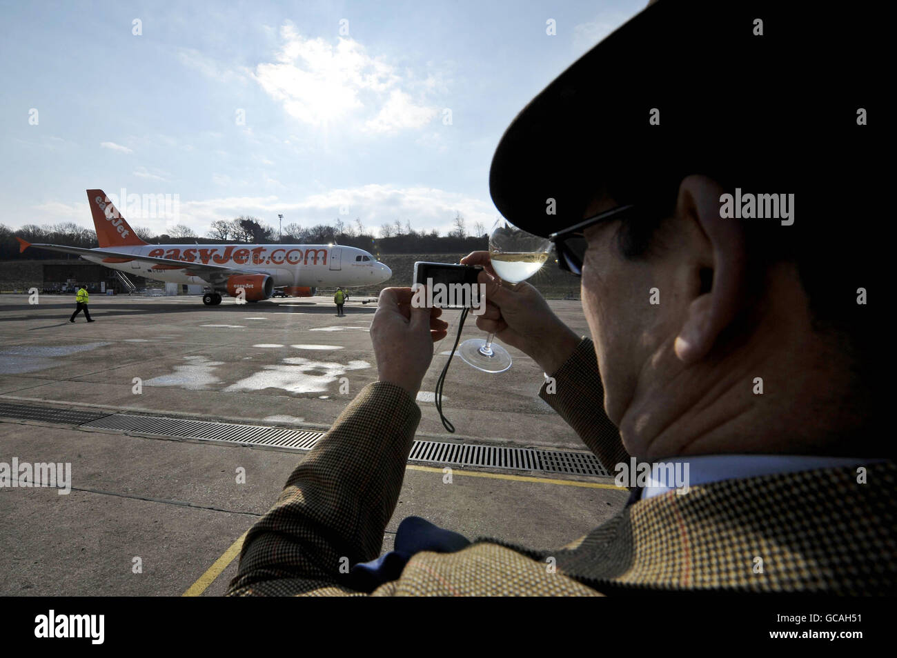 Un homme prend une photo d'un Airbus A319 easyJet à l'aéroport de Filton, Bristol, qui a été nommé Sir George White, le fondateur de Bristol Airplane Company, pour célébrer 100 ans d'aviation alors que Sir George a fondé la compagnie en février 1910 sur le site de Filton. Banque D'Images