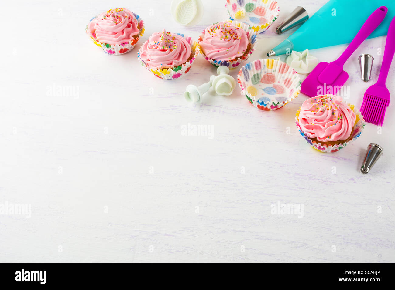 Cupcakes Rose Et Une Batterie Invitation Arriere Plan Anniversaire Cupcakes Anniversaire De L Arriere Plan Cupcake Fait Maison Maquette D Anniversaire Photo Stock Alamy Cupcakes Rose Et Une Batterie Invitation Arriere Plan Anniversaire Cupcakes Anniversaire De L Arriere Plan Cupcake Fait Maison Maquette D Anniversaire Photo Stock Alamy
