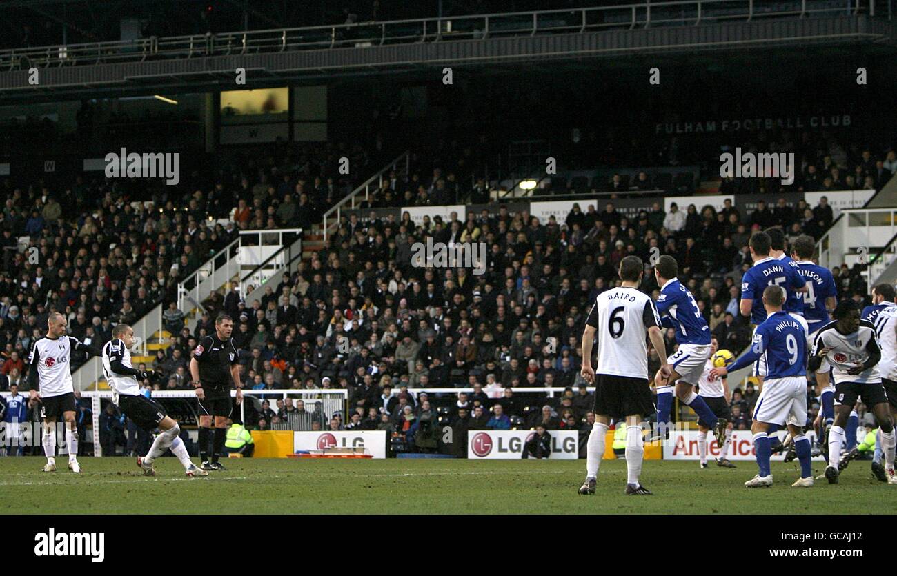 Bobby Zamora de Fulham (à gauche) marque le deuxième but de son côté le jeu d'un coup de pied gratuit Banque D'Images