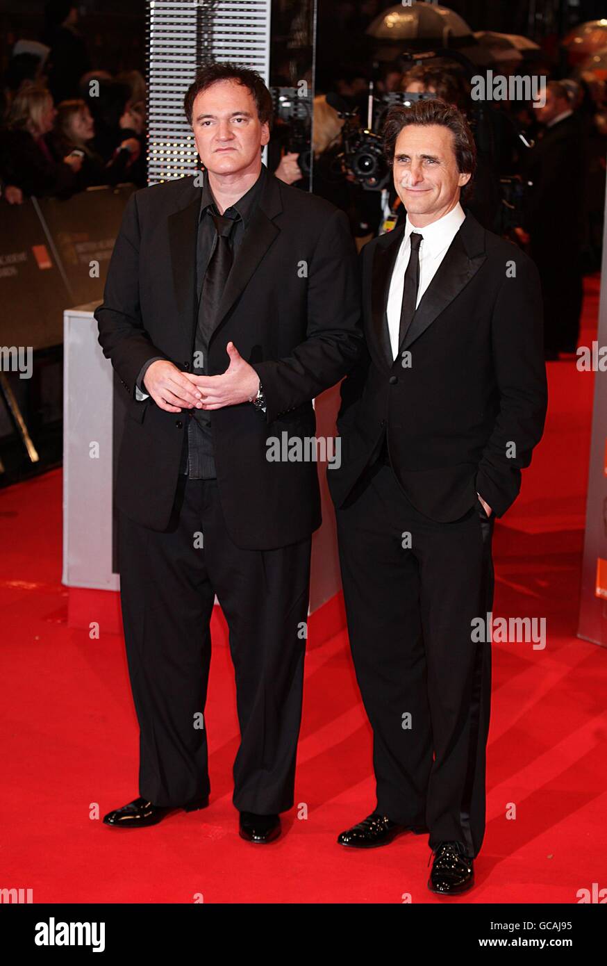 Quentin Tarantino (à gauche) et Lawrence Bender arrivent pour les Orange British Academy film Awards, à l'Opéra Royal de Londres. Banque D'Images