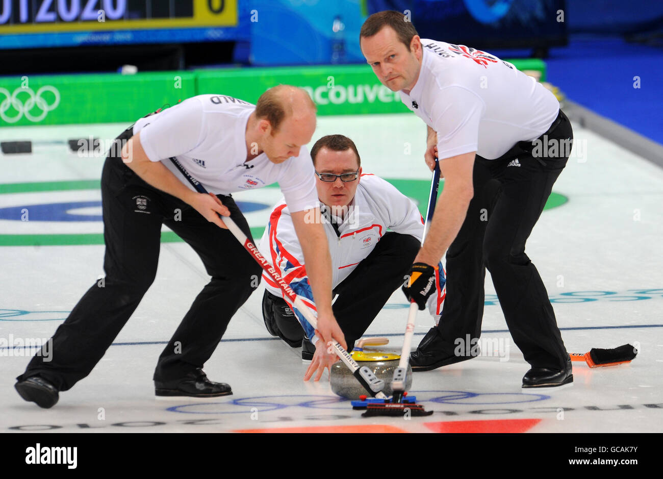 Graeme Connal (centre) de Grande-Bretagne en action pendant le curling masculin au Vancouver Olympic Centre, Vancouver, Canada. Banque D'Images