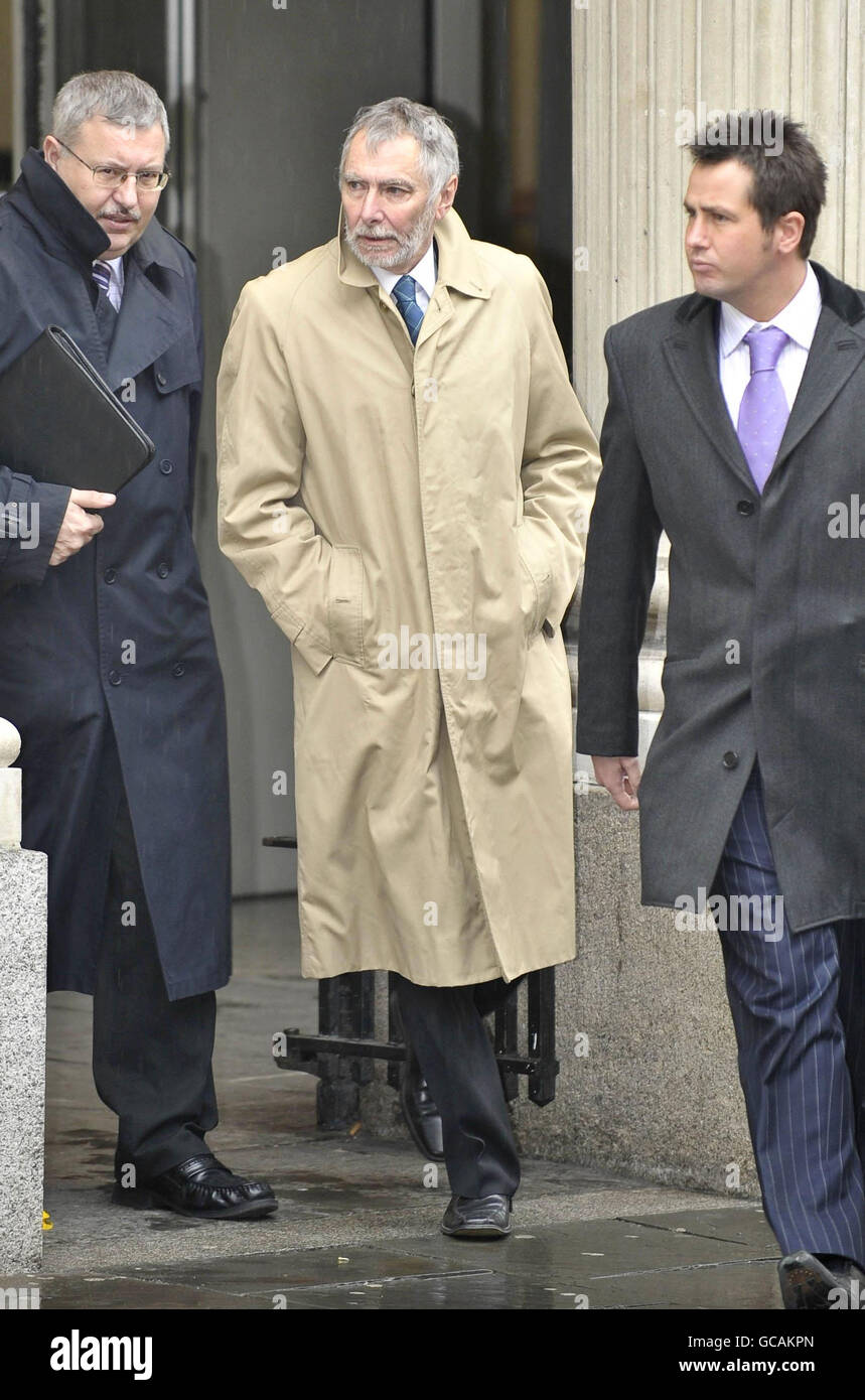 Entreprise de construction accusée d'homicide involontaire coupable. Peter Eaton (au centre) quitte le tribunal de la Couronne de Bristol. Banque D'Images