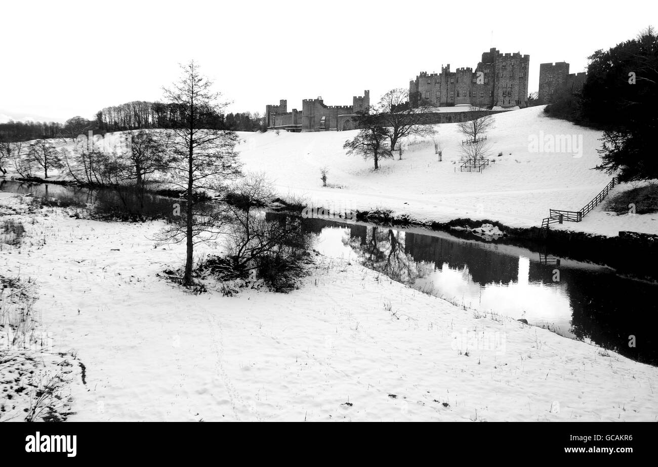 REMARQUE EDS : L'IMAGE A ÉTÉ REMPLACÉE PAR NOIR ET BLANC. Le château d'Alnwick, qui abrite le duc de Northumberland, se trouve dans la neige alors qu'un prévisionniste prédisait que les conditions hivernales pourraient se poursuivre la semaine prochaine. Banque D'Images
