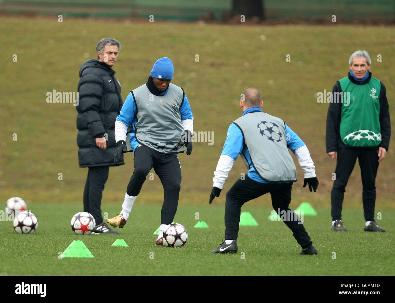 L'entraîneur de l'Inter Milan, José Mourinho, observe l'entraînement de Samuel ETO'O. Banque D'Images