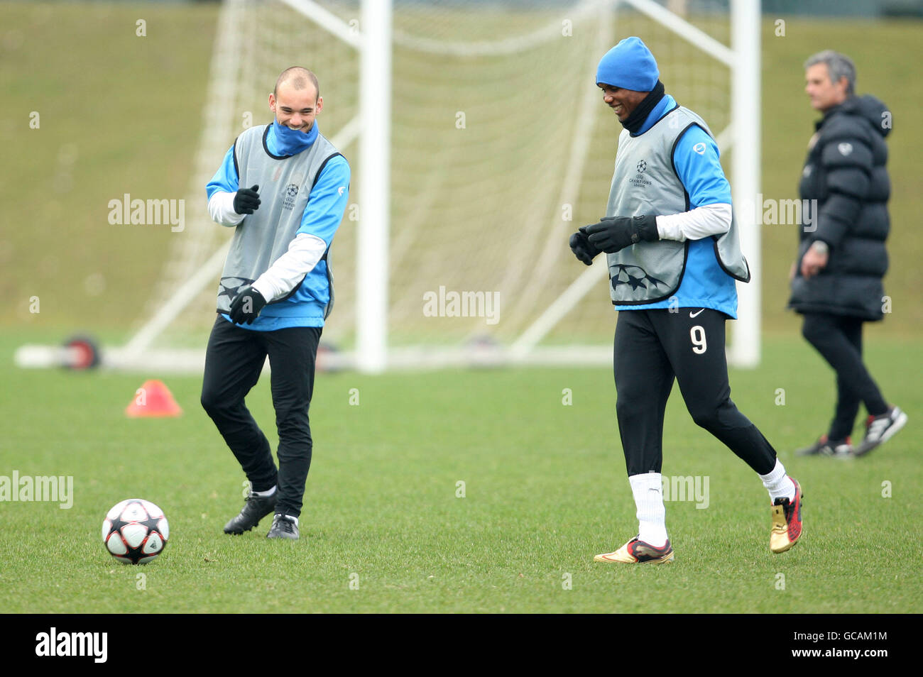 Football - UEFA Champions League - Round de 16 - First Leg - Inter Milan / Chelsea - Inter Milan Training and Press Conference ....Wesley Schneider et Samuel ETO'o de l'Inter Milan pendant l'entraînement Banque D'Images