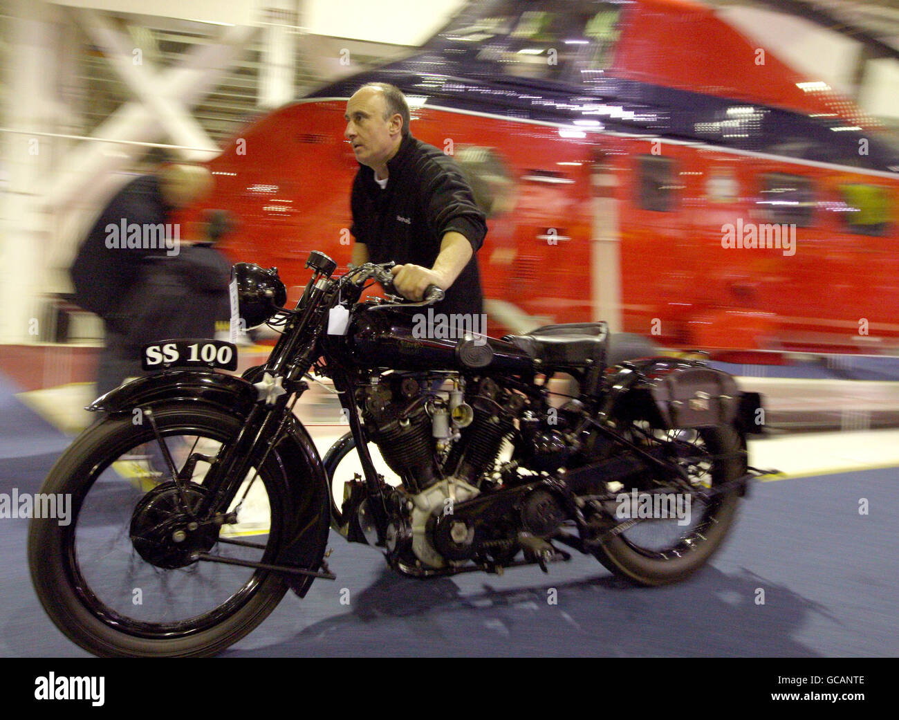 L'employé de Bonhams, Laurence Downes, déplace un modèle 1931 Brough Superior 990cc SS100, qui fait partie de la vente de motos Pioneer, Vintage et Collectors par Bonhams, au RAF Museum Hendon, dans le nord de Londres. Banque D'Images