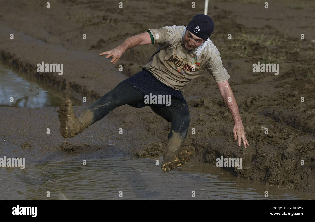 Les concurrents participent au premier Mud Run d'Irlande en aide à MS Ireland au parc Mondello de Co Kildare. Banque D'Images