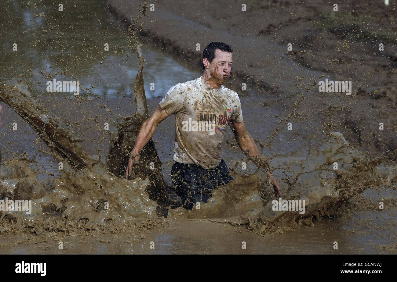 Les concurrents participent au premier Mud Run d'Irlande en aide à MS Ireland au parc Mondello de Co Kildare. Banque D'Images