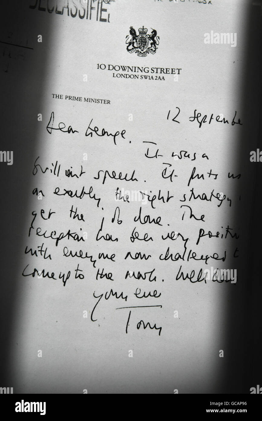 Détail d'un manuscrit déclassifiés lettre envoyée par le Premier ministre britannique Tony Blair, à George Bush, ancien Président des États-Unis, est considéré comme une partie de l'Iraq Inquiry Report présenté par Sir John Chilcot au Queen Elizabeth II Centre à Westminster, Londres. Banque D'Images