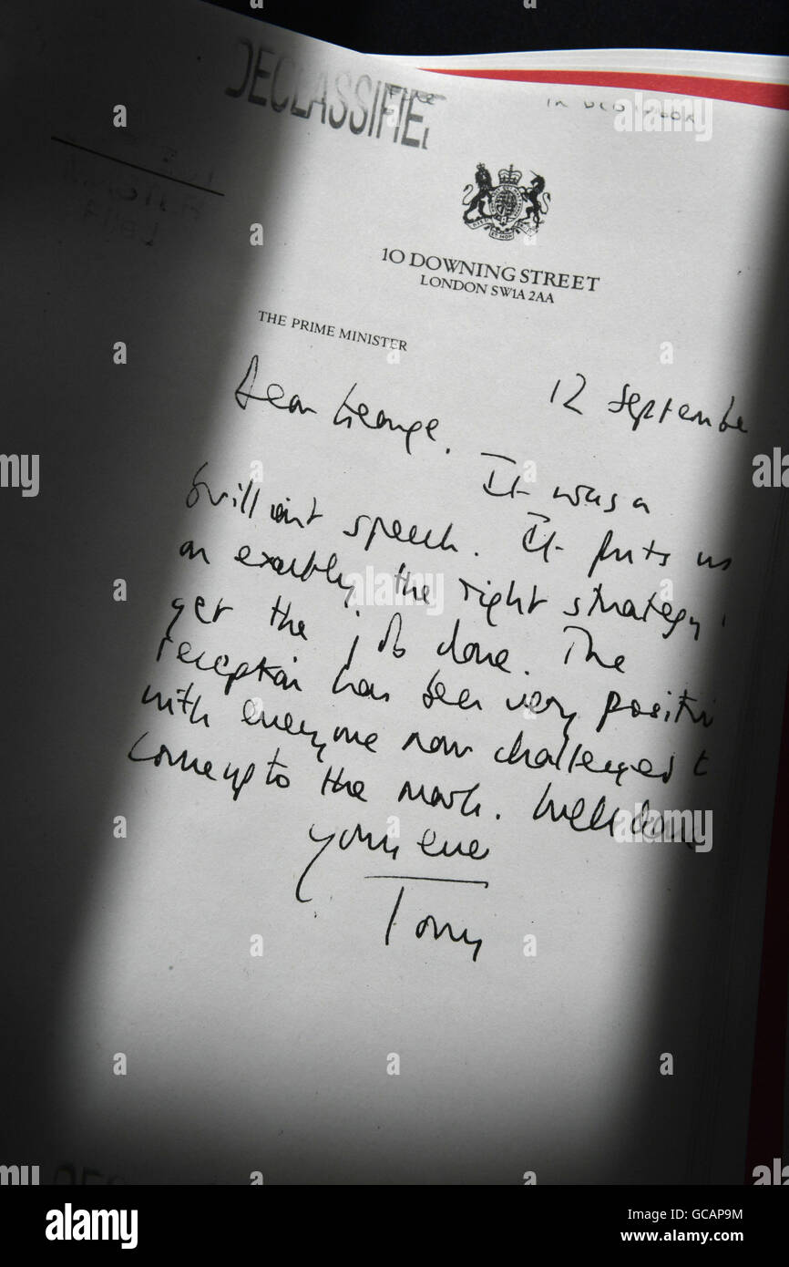 Détail d'un manuscrit déclassifiés lettre envoyée par le Premier ministre britannique Tony Blair, à George Bush, ancien Président des États-Unis, est considéré comme une partie de l'Iraq Inquiry Report présenté par Sir John Chilcot au Queen Elizabeth II Centre à Westminster, Londres. Banque D'Images