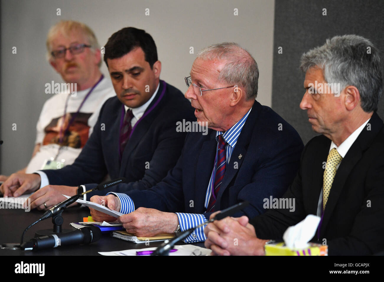 (De gauche à droite) Peter Brierley, Matthew Jury, Roger Bacon et Roger Keys inscrivez-vous des proches de militaires tués durant la guerre d'Irak parler lors d'une conférence de presse après l'écoute de Sir John Chilcot présente le rapport de l'Enquête sur l'Irak au Queen Elizabeth II Centre à Westminster, Londres. Banque D'Images