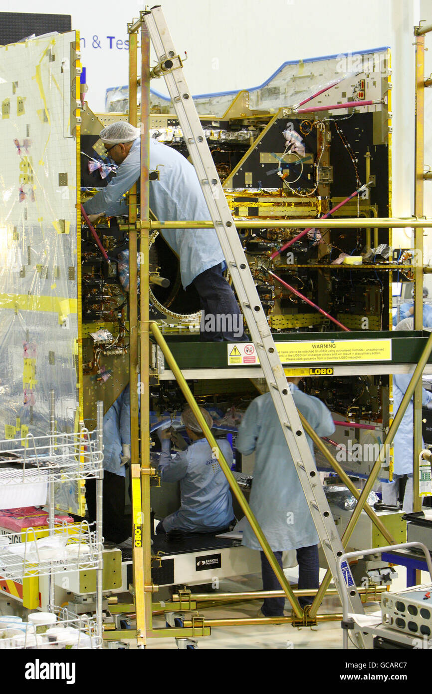 Des ingénieurs travaillent sur un satellite Astra dans la salle blanche Neptune d'Astrium à Portsmouth. Une fois en orbite, il aidera à fournir la télévision par satellite. Astrium fait partie d'EADS qui possède également Airbus et Eurocopter. Banque D'Images