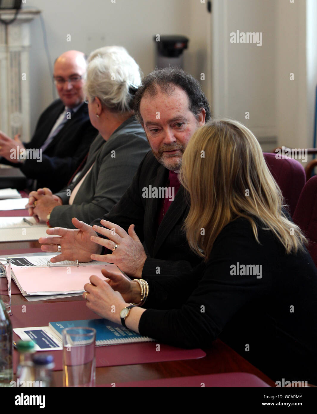 L'évêque de Liverpool, le Révérend James Jones (deuxième à droite) dirige le Groupe indépendant de Hillsborough, le groupe créé pour étudier des documents précédemment secrets relatifs à la tragédie de Hillsborough, lorsqu'ils se rencontrent pour la première fois à Liverpool. Banque D'Images