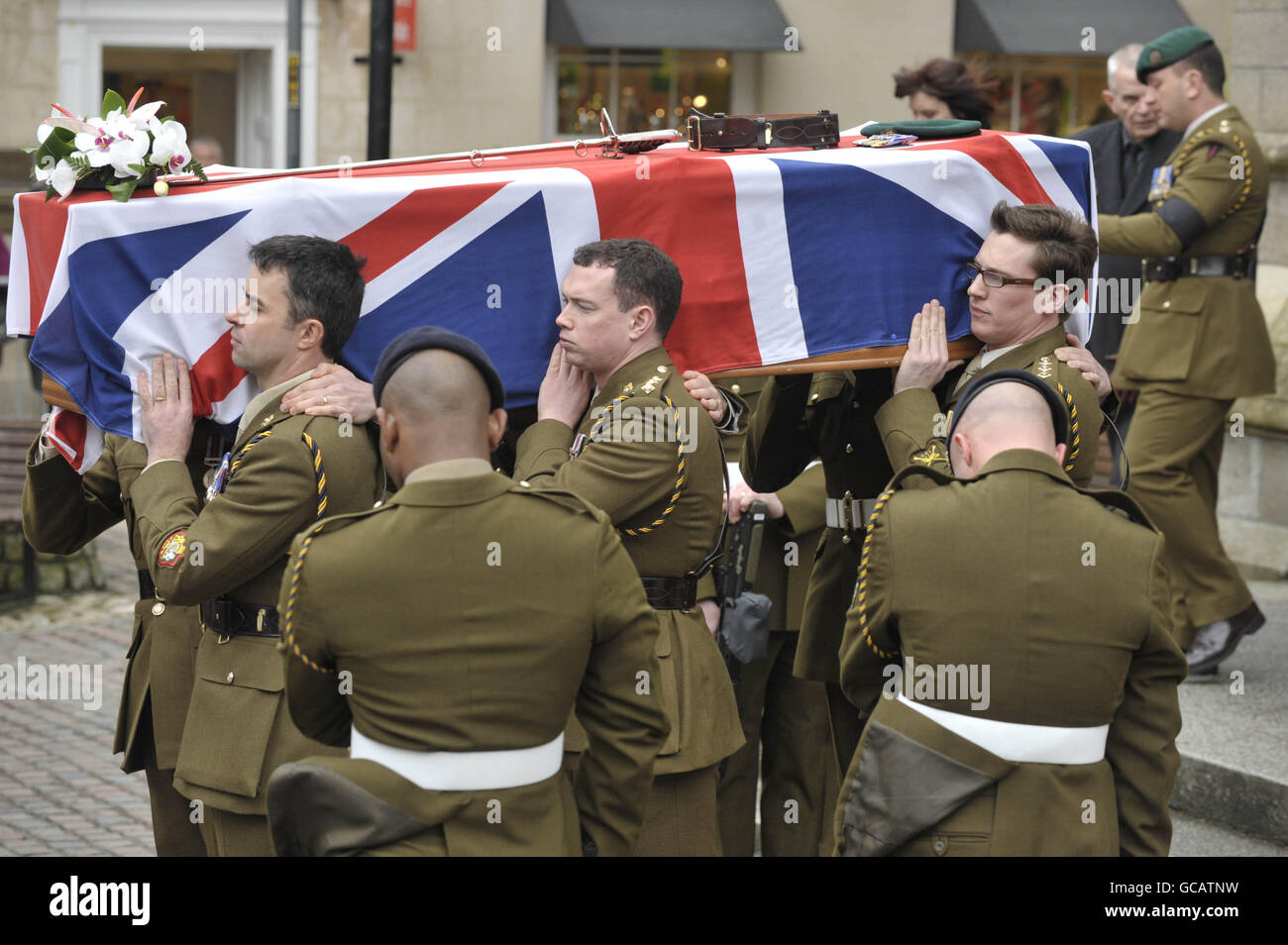 Le drapeau de l'Union a drapé le cercueil du capitaine Daniel Read, 31 ans, du 11 explosif Ordnance Disposal Regiment, Royal Logistic corps, est porté avec les honneurs complets de la cathédrale de Truro, dans les Cornouailles pendant ses funérailles. APPUYEZ SUR ASSOCIATION photo. Date de la photo : jeudi 4 février 2010. L'élimination de la bombe de Kent, âgée de 31 ans, faisait partie d'un groupe de travail chargé de contrer les engins explosifs improvisés (DEI) et de soutenir un groupe de combat lorsqu'il a été tué lors d'une explosion dans la région de Musa Qaleh, dans le nord de la province d'Helmand, le 11 janvier. Voir l'histoire de PA FUNÉRAILLES Afghanistan. Le crédit photo devrait se lire : Ben Birchall/PA Wire Banque D'Images