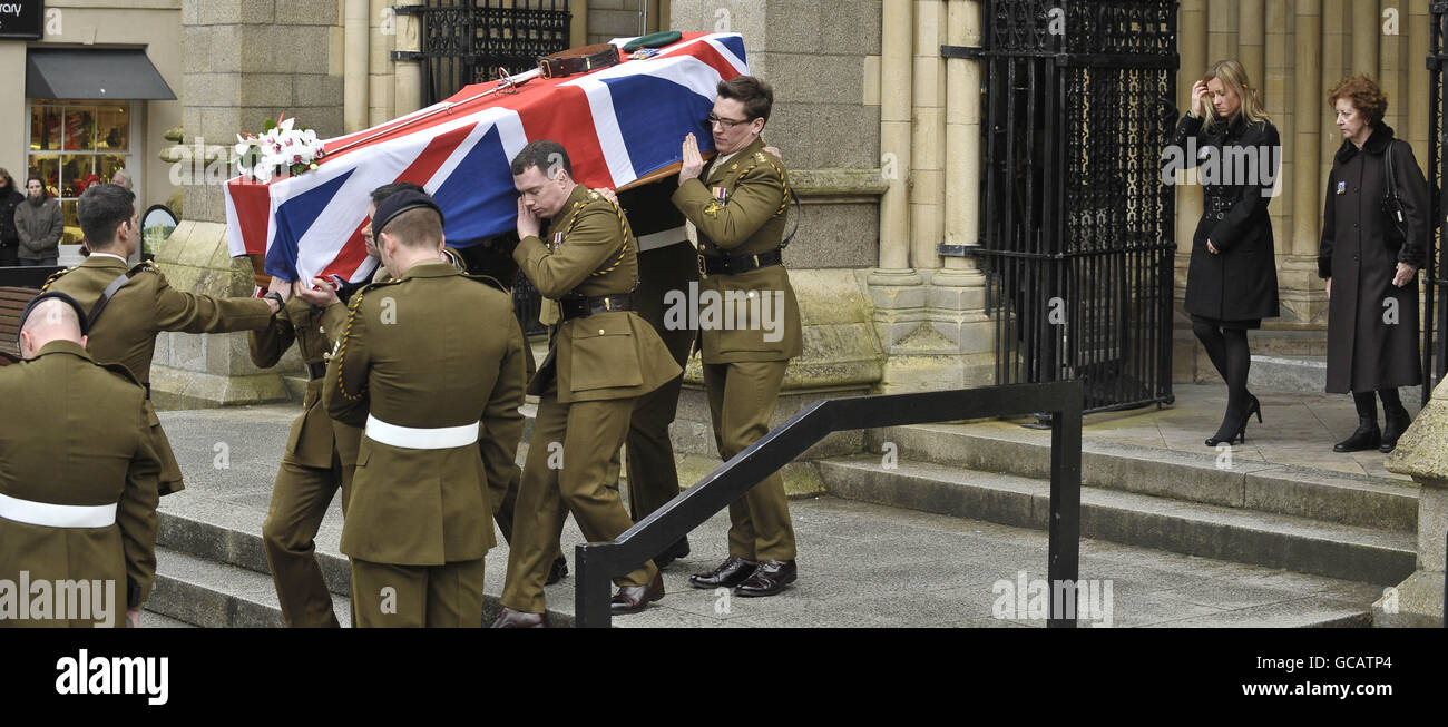 S épouse Lorraine Read (2e à droite) et Sally Webb (à droite), mère du capitaine Daniel Read, 31 ans, du 11 explosif Ordnance Disposal Regiment, Royal Logistic corps comme son cercueil est transporté de la Cathédrale de Truro, dans les Cornouailles pendant ses funérailles. APPUYEZ SUR ASSOCIATION photo. Date de la photo : jeudi 4 février 2010. L'élimination de la bombe de Kent, âgée de 31 ans, faisait partie d'un groupe de travail chargé de contrer les engins explosifs improvisés (DEI) et de soutenir un groupe de combat lorsqu'il a été tué lors d'une explosion dans la région de Musa Qaleh, dans le nord de la province d'Helmand, le 11 janvier. Voir l'histoire de PA FUNÉRAILLES Afghanistan. Crédit photo Banque D'Images