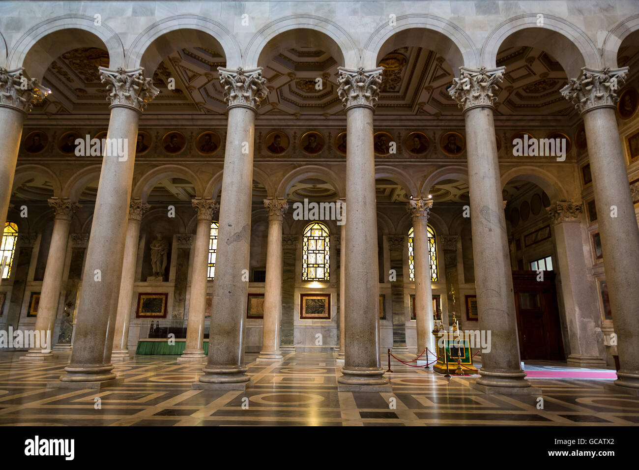 À l'intérieur de la Basilique de San Paolo Fuori le Mura. Rome, Italie Banque D'Images