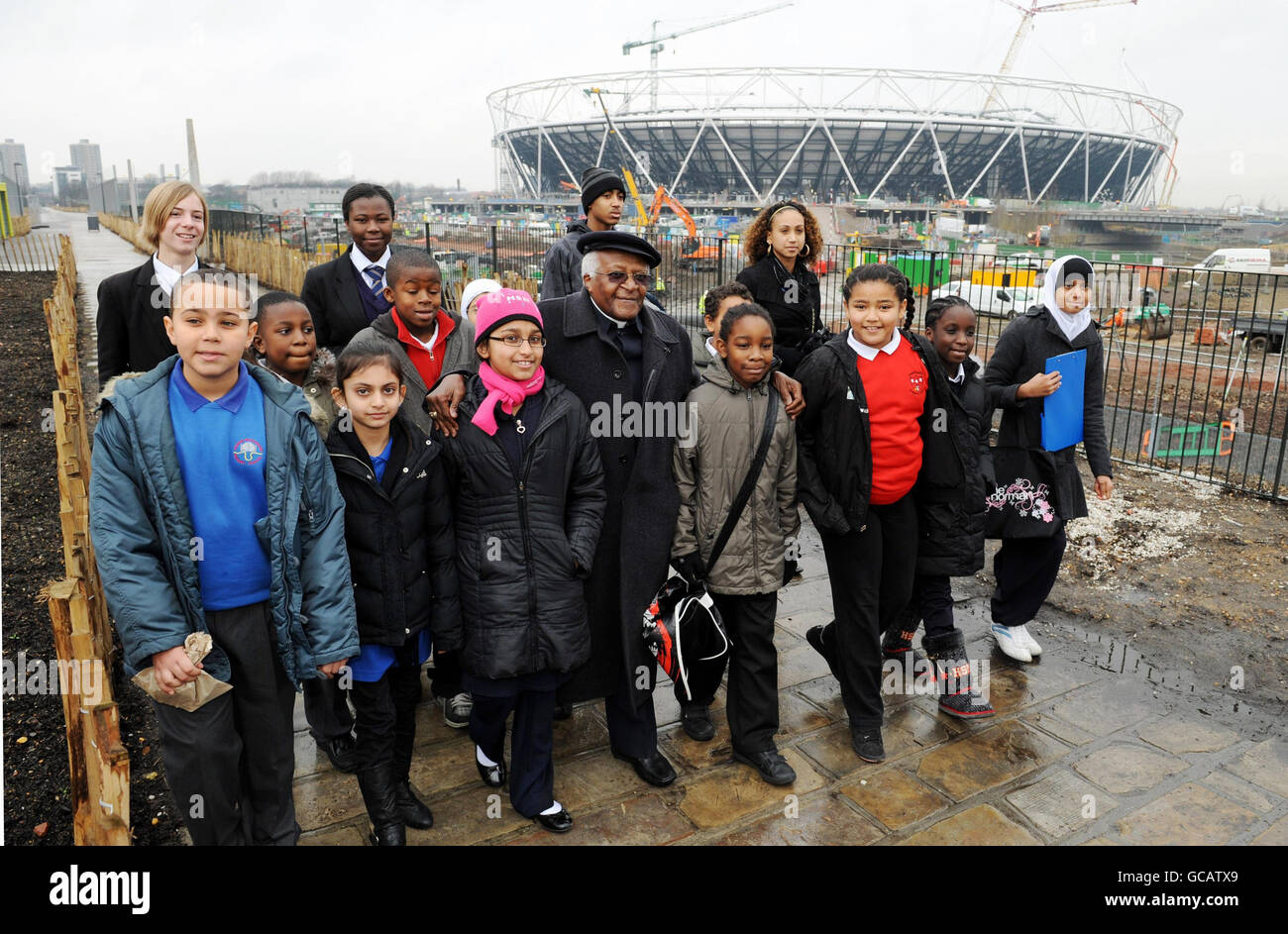 L'archevêque Desmond Tutu avec des enfants et des élèves de l'est de Londres sur le Greenway, devant le stade olympique de 2012 à Stratford, dans l'est de Londres. Banque D'Images