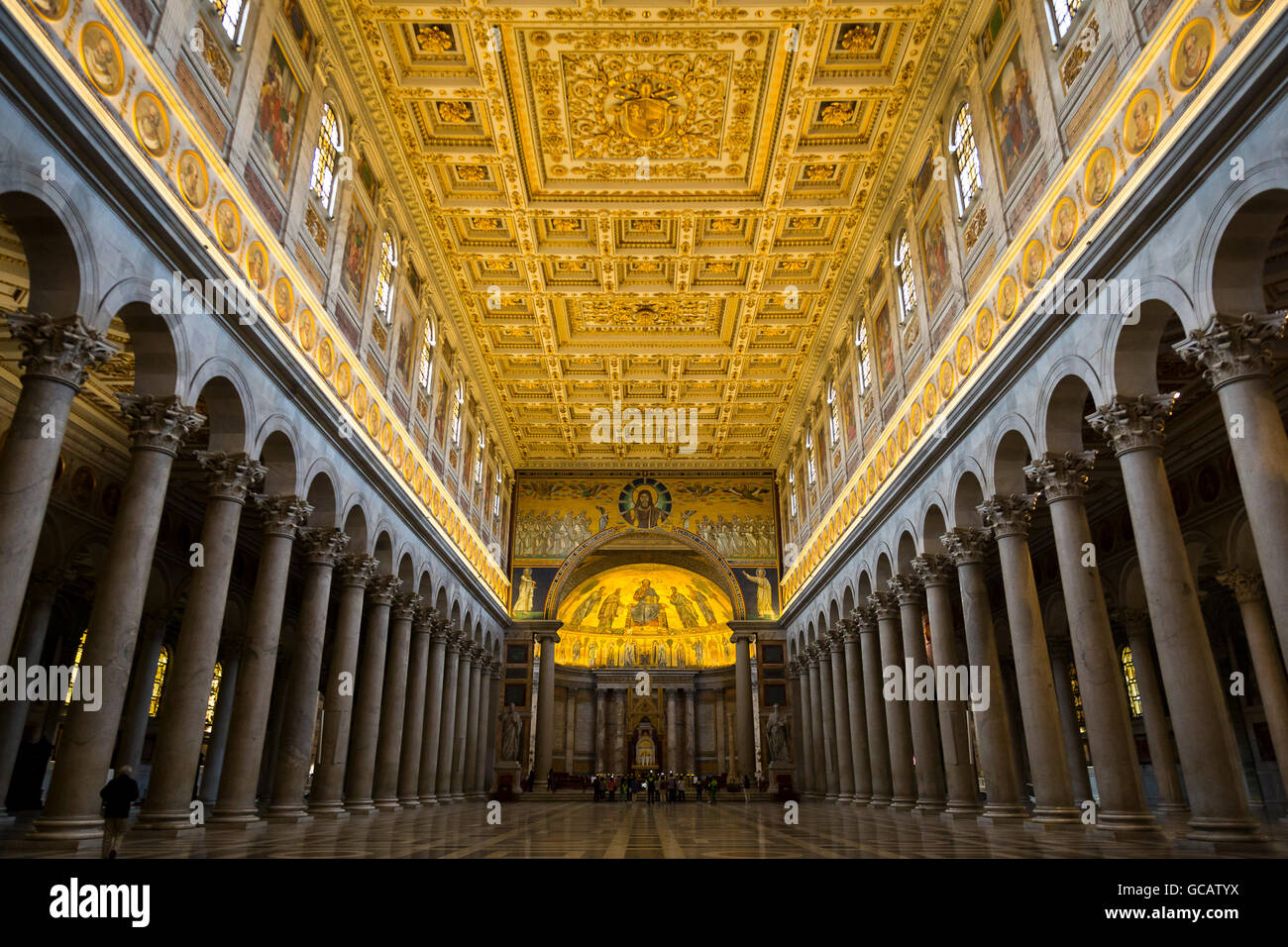 À l'intérieur de la Basilique de San Paolo Fuori le Mura. Rome, Italie Banque D'Images