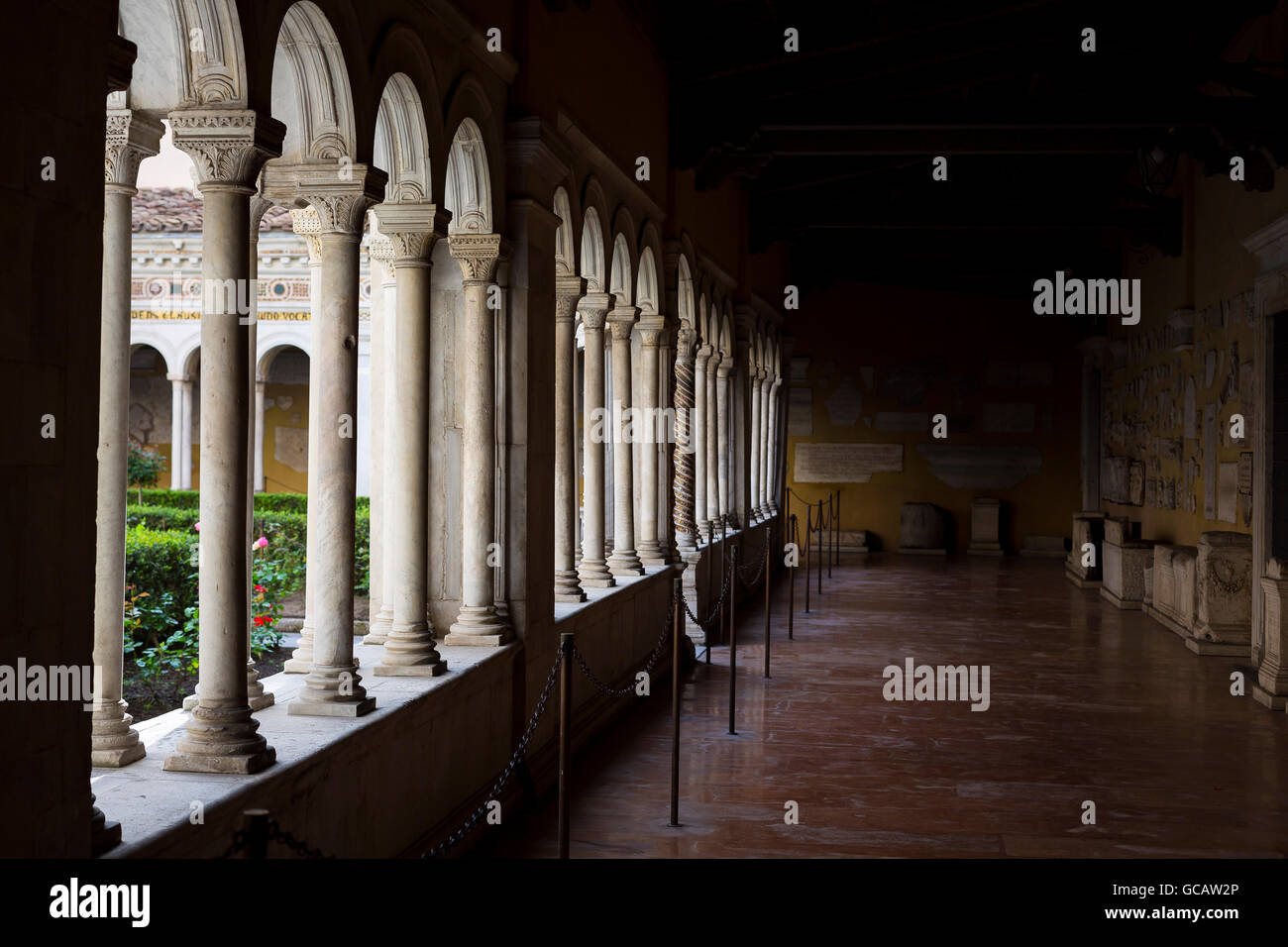 Le Cloître de la Basilique de San Paolo Fuori le Mura. Rome, Italie Banque D'Images