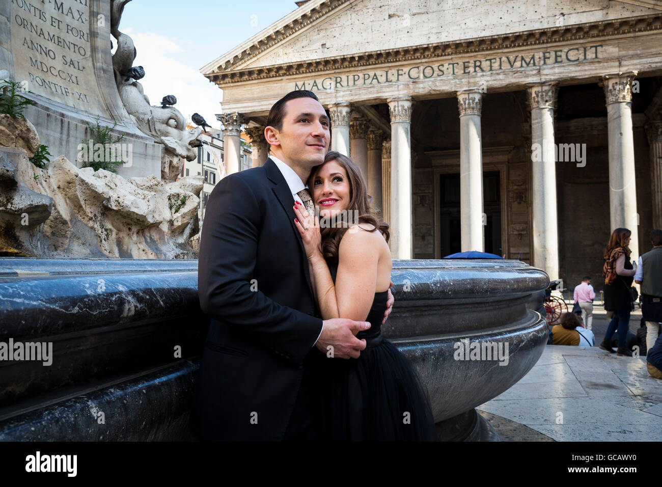 Couple in love au panthéon romain Banque D'Images