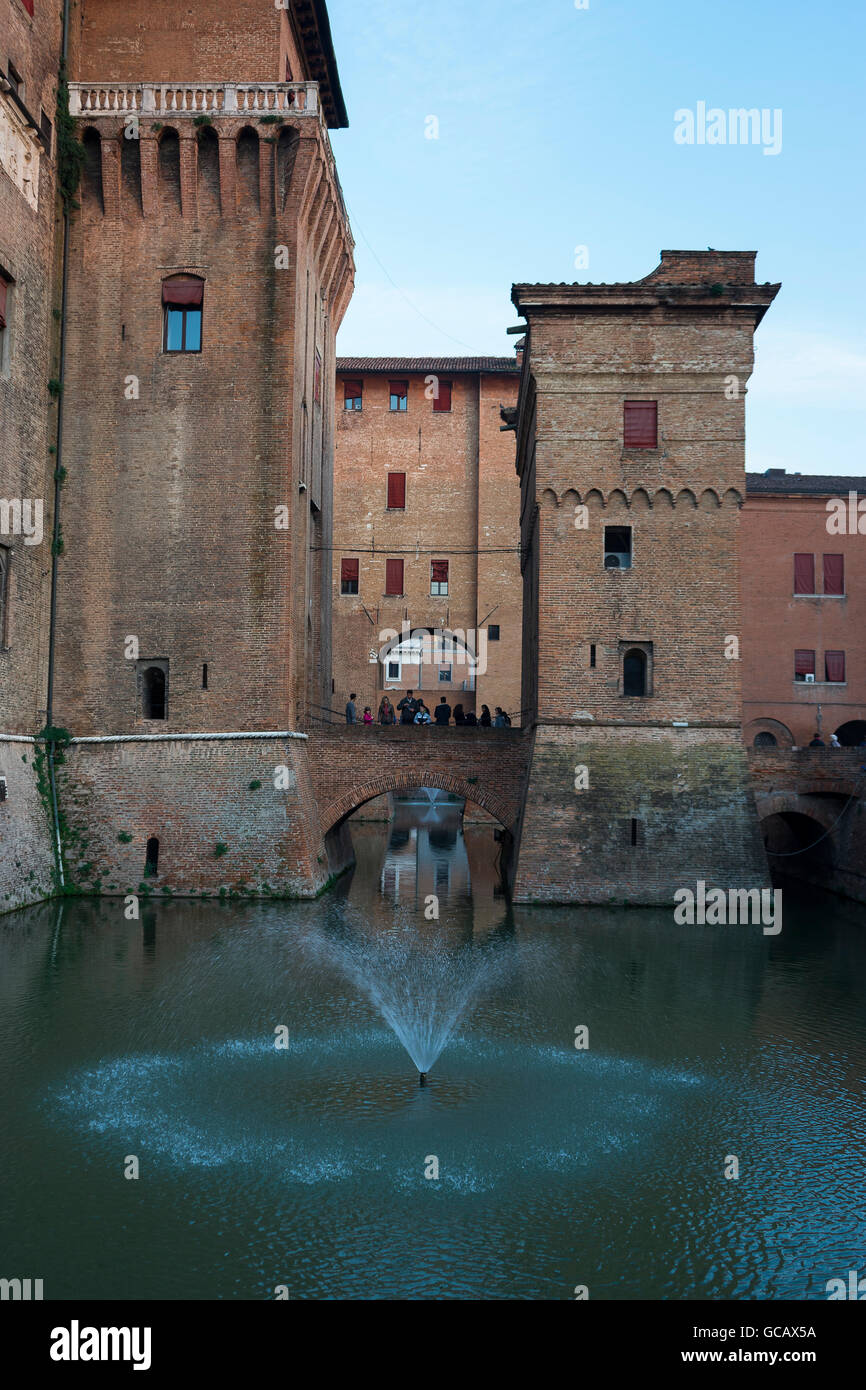 Le château Estense entouré d'eau. Ferrara, Italie Banque D'Images