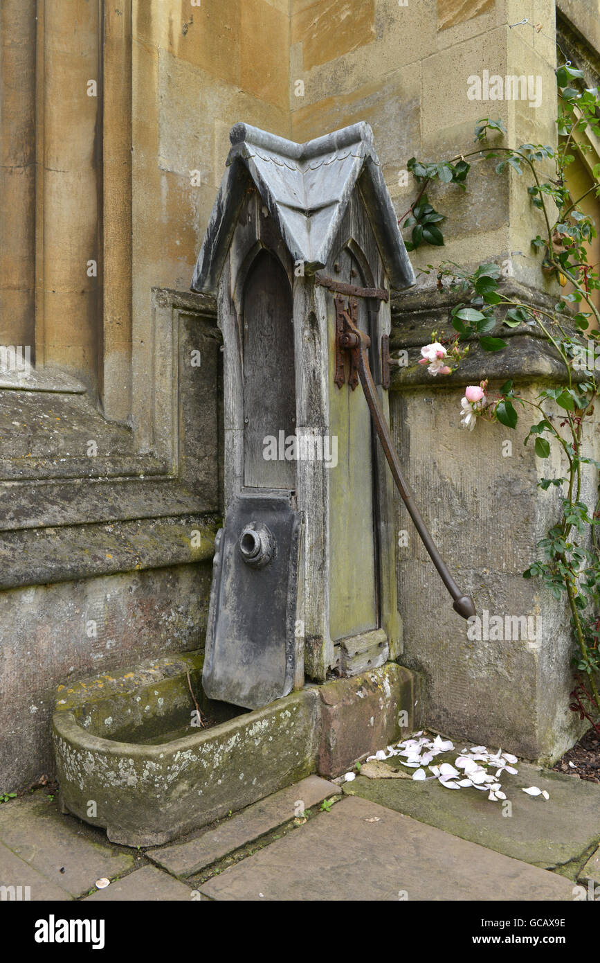 Ancienne pompe à eau dans le cloître du Magdalen College de l'Université d'Oxford, UK Banque D'Images