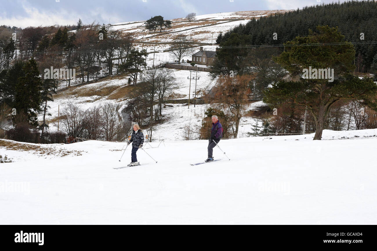 Skieurs d'Allenheads, dans le Northumberland, qui a été couvert de neige pendant la majeure partie de l'hiver. Banque D'Images