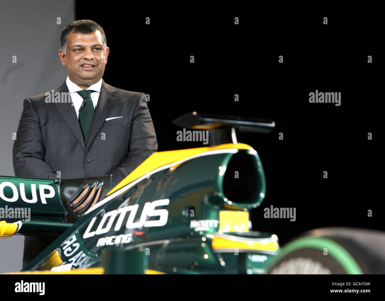 Tony Fernandes, le prince de l'équipe Lotus, se trouve à côté de la nouvelle voiture lors du lancement de la Formule 1 Lotus 2010 au Royal Horticultural Hall de Londres. Banque D'Images