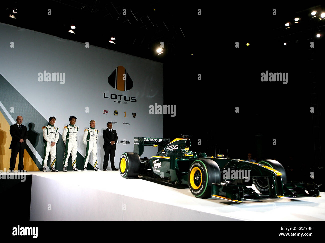 Mike Gascoyne, directeur technique de Lotus (gauche-droite), Jarno Trulli, pilote de réserve Fairuz Fauzy, pilote Heikki Kovalainen et Team Principle Tony Fernandes lors du lancement de la Formule 1 Lotus 2010 au Royal Horticultural Hall, Londres. Banque D'Images